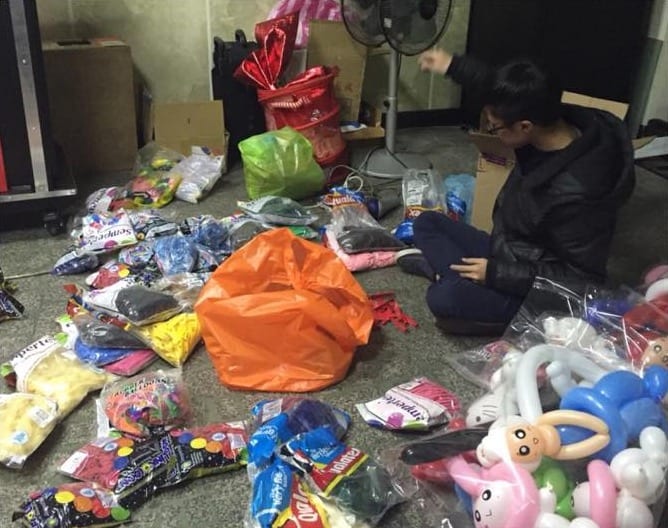 地上攤開一包包長條氣球材料，旁邊放著練習做好的兔子造型氣球