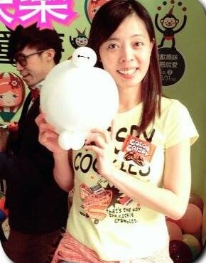 媽媽抱著白色杯麵造型氣球在好境童樂會看板前