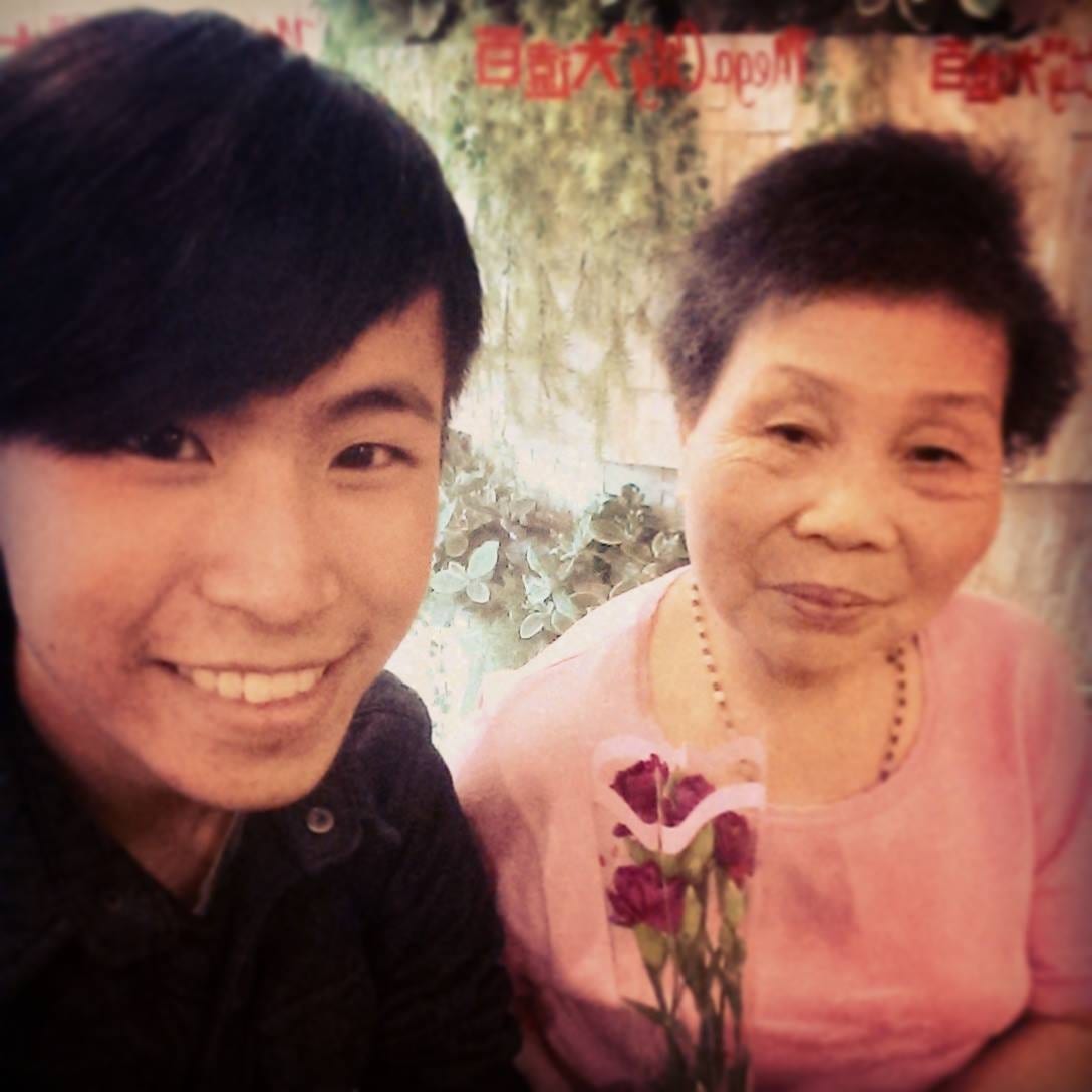 柯男與穿粉紅上衣的阿嬤自拍合照，阿嬤手拿康乃馨，板橋大遠百