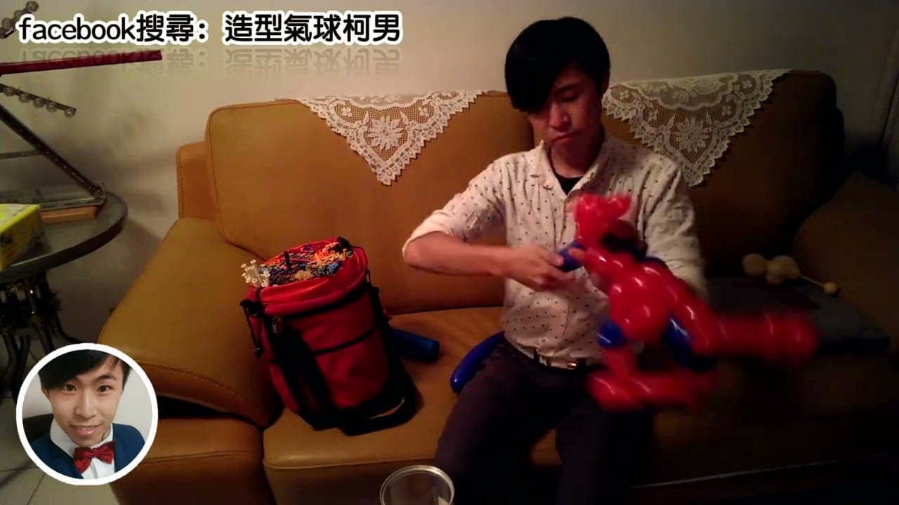 蜘蛛人造型氣球加上藍色腿部的過程