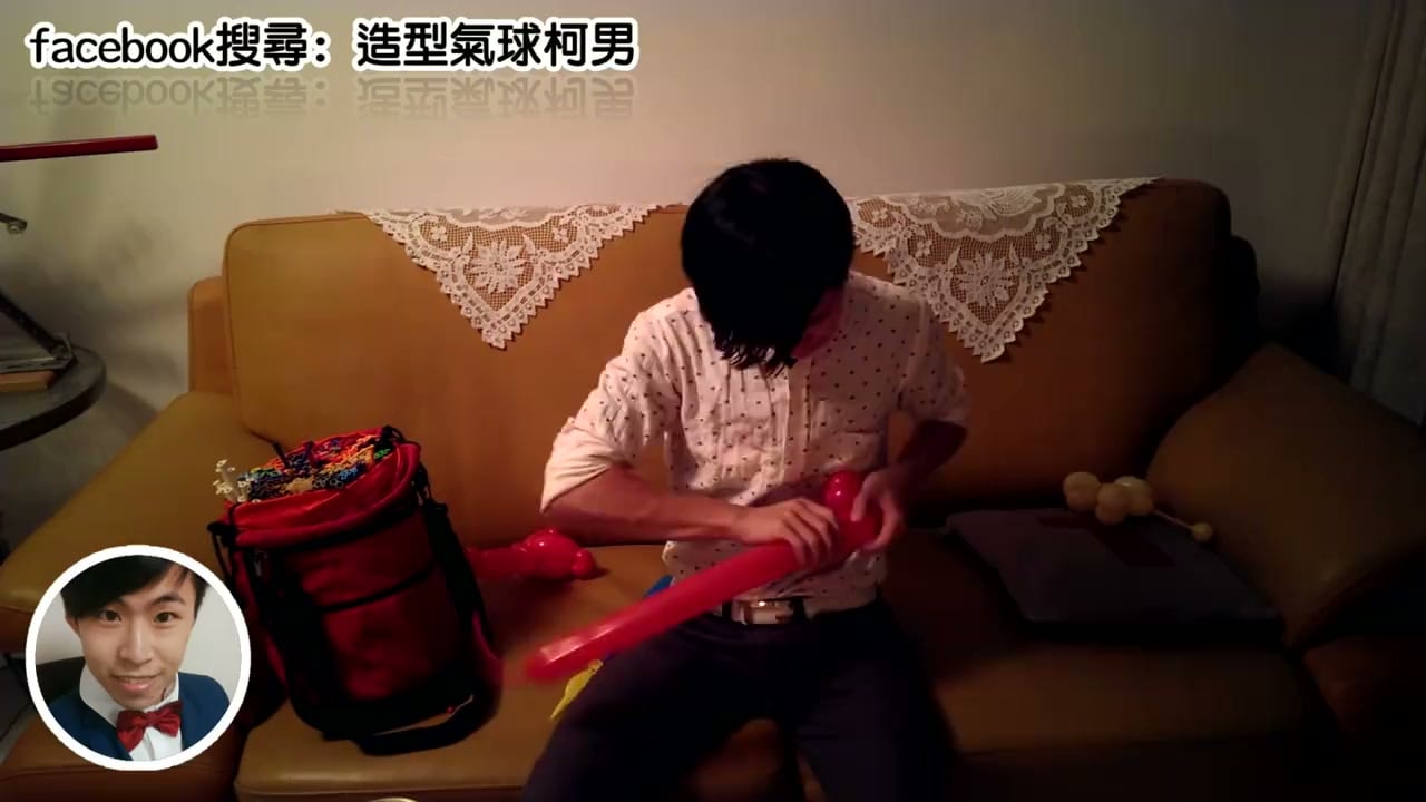 用紅色長條氣球折蜘蛛人身體的步驟