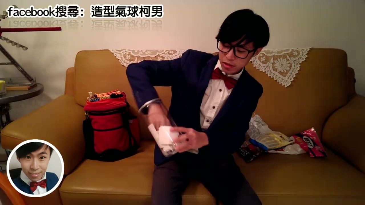 柯男拿著寫有悟空的紙卡宣布第二集要折的造型
