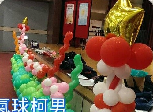 金色星星頂飾的紅白氣球柱與彩色螺旋氣球