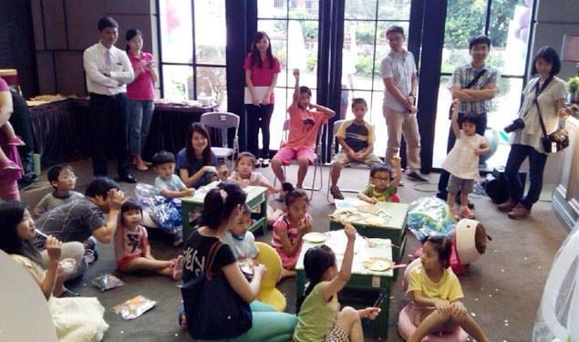 好境童樂會活動預告圖,小朋友圍坐小桌子參加親子活動