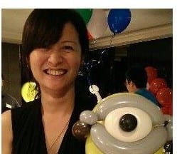 女士拿著戴蛙鏡的小小兵造型氣球