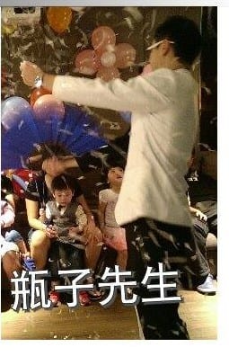 瓶子先生在小朋友面前表演魔術