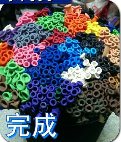 塞滿各色長條氣球的氣球背包，從上方看是一圈圈彩色吹嘴