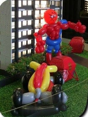 草皮上的蜘蛛人造型氣球與彩色氣球車