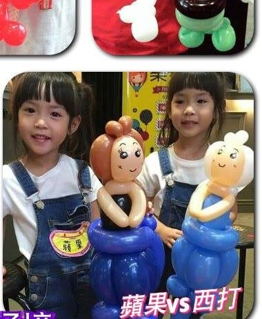 雙胞胎姐妹拿著安娜與愛莎造型氣球