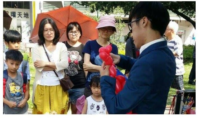 台中公園甄選現場，觀眾圍觀柯男折紅色氣球