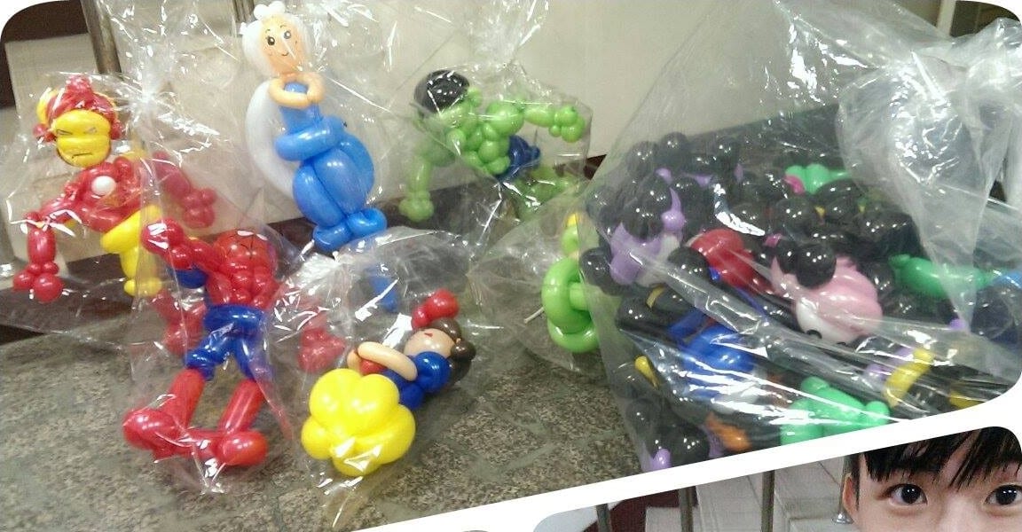包裝好的鋼鐵人、蜘蛛人、浩克與公主人偶，旁邊一大袋汽車氣球