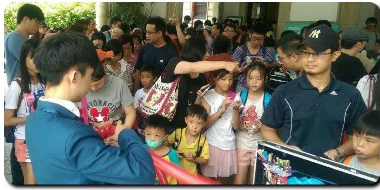 台北中山堂活動現場排隊等折氣球的大小朋友