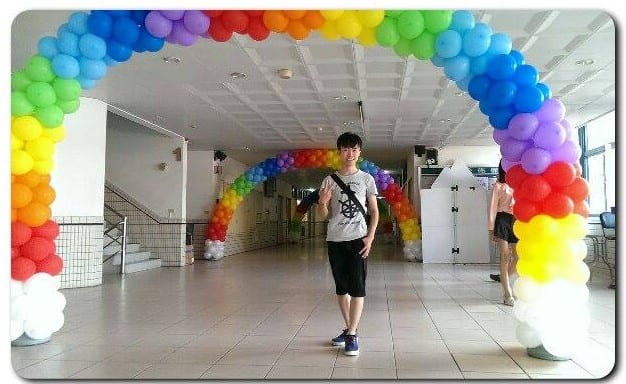 開南大學穿堂裡兩座彩虹氣球拱門前後排列