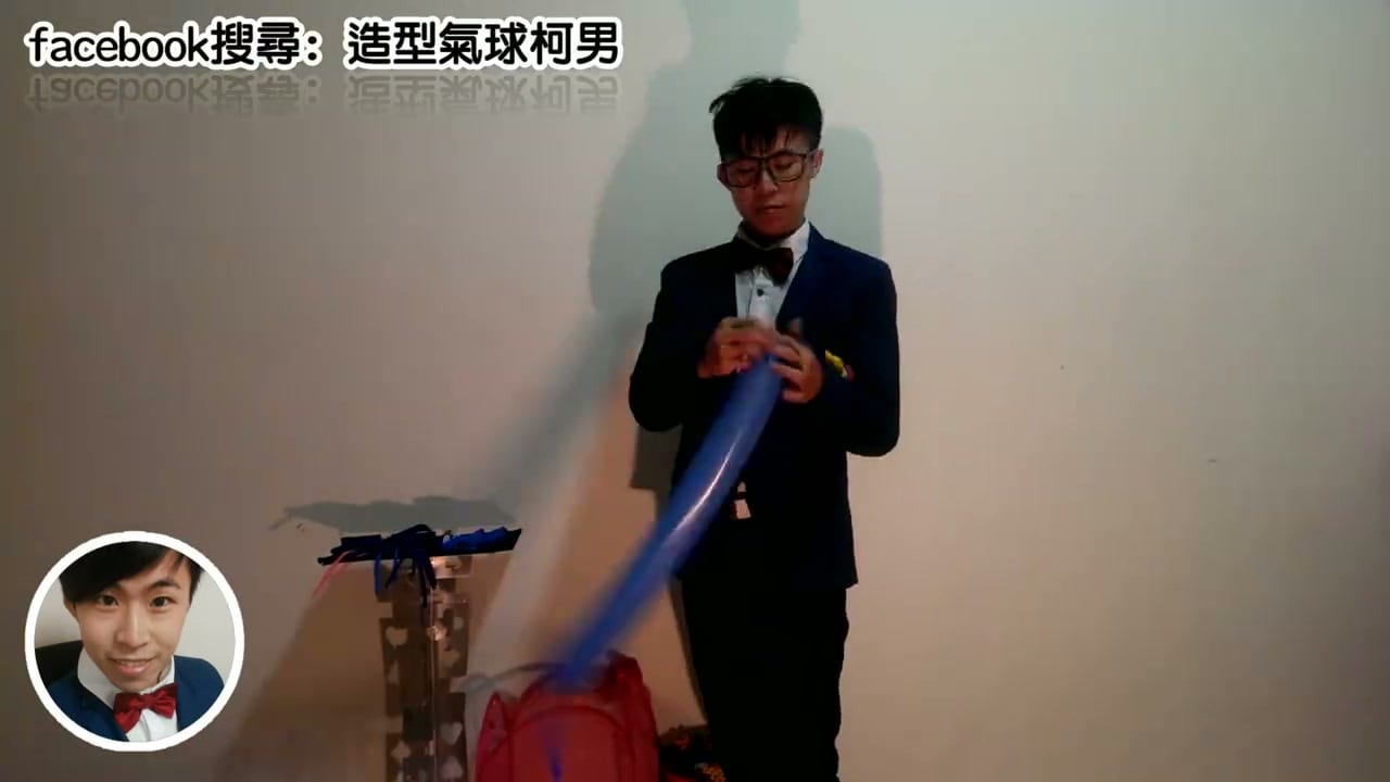 用深藍色長條氣球開始折史迪奇的過程