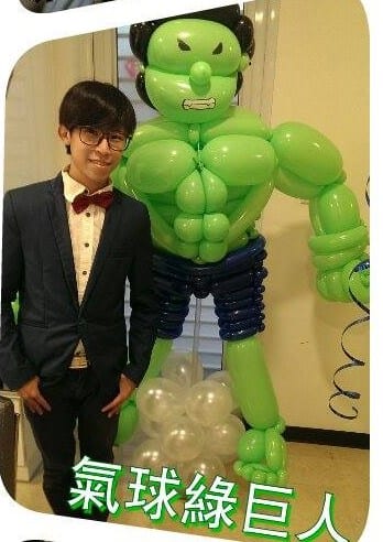 比人還高的綠巨人造型氣球站在珍珠白氣球底座上