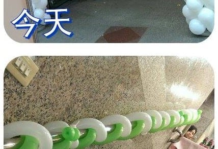 樓梯扶手上綠白扭轉的長條氣球裝飾