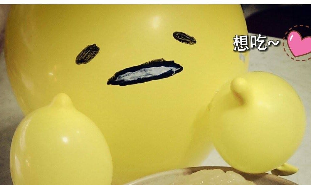 蛋黃哥氣球的手繪眼睛與嘴巴特寫