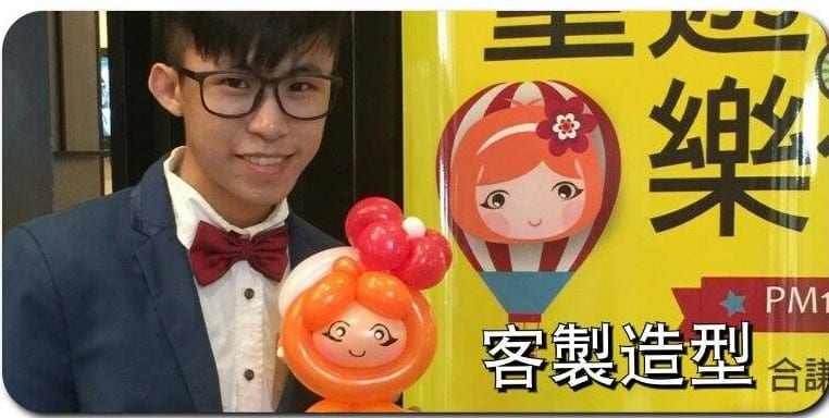 柯男拿著橘色頭髮紅色花朵的好境娃娃客製造型氣球