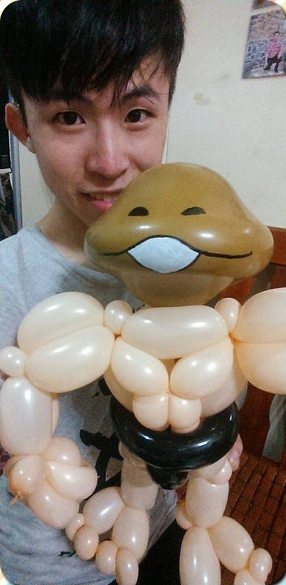 柯男抱著肌肉版方吉造型氣球合照
