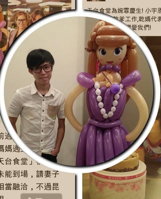 柯男站在紫色禮服、珍珠項鍊的蘇菲亞氣球人偶旁