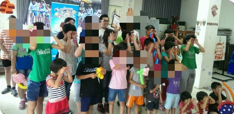 孩子們雙手比在眼前玩帶動遊戲，臉部已馬賽克
