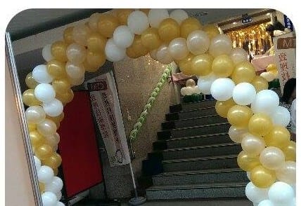 畢業送舊活動樓梯入口的珠光白與金色氣球拱門