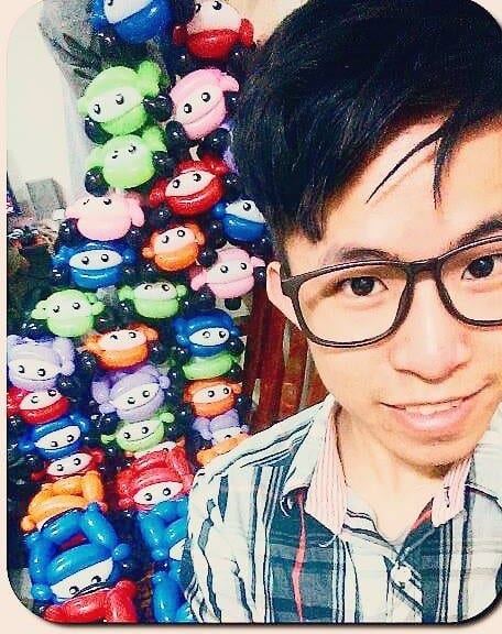 戴眼鏡的柯男和一整排汽車氣球自拍