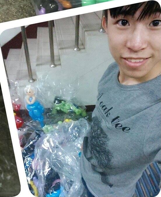 柯男在樓梯口和包好的人偶自拍