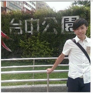 柯男站在台中公園的招牌牆旁