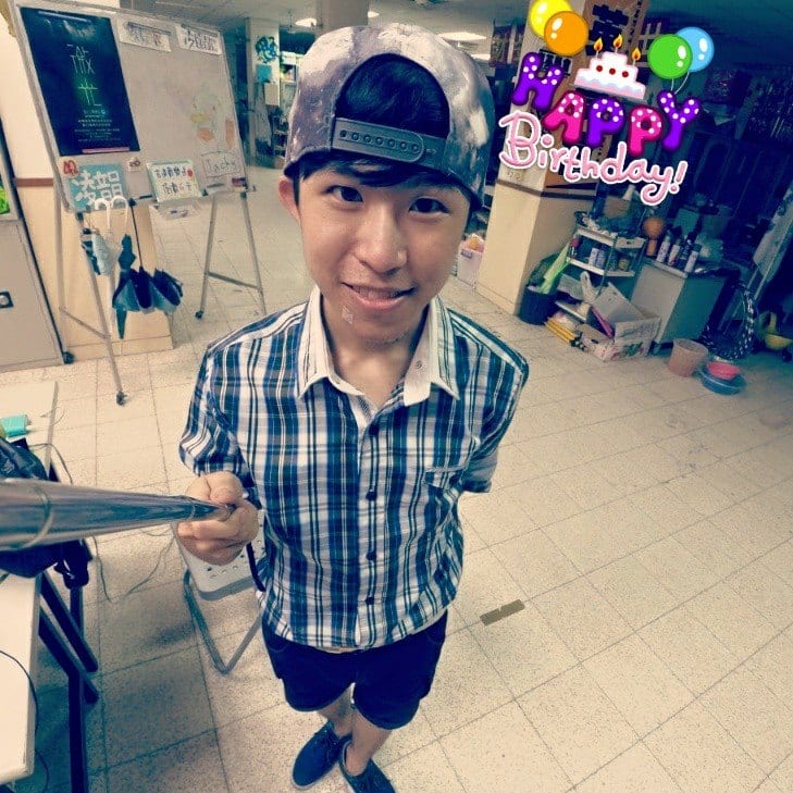柯男戴棒球帽穿格子襯衫的生日自拍