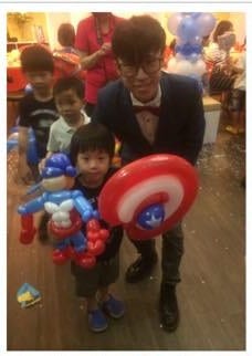 小男孩拿著美國隊長盾牌和人偶造型氣球