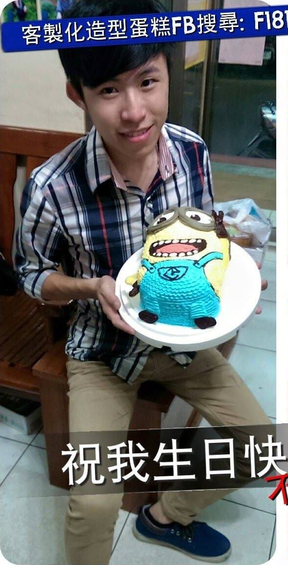 柯男拿著小小兵造型蛋糕，寫著祝我生日快樂