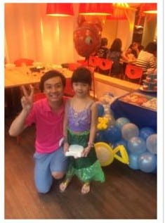 穿美人魚裝的小壽星和表演者比 YA 合照