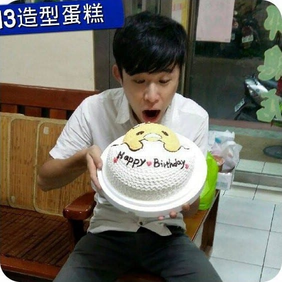 柯男捧著黃色小雞造型的 Happy Birthday 蛋糕