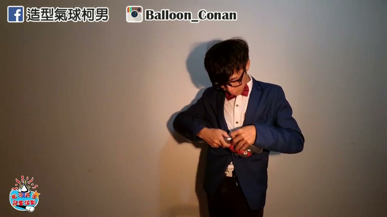 蟻人氣球教學步驟，銀色頭盔與紅色眼睛完成