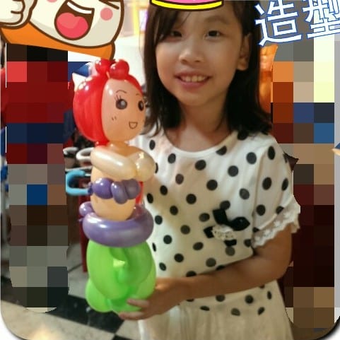 穿點點洋裝的女孩拿著小美人魚造型氣球