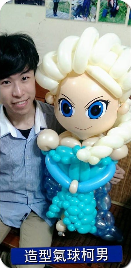 柯男抱著冰雪奇緣艾莎大型氣球人偶