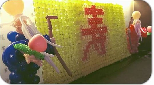 台北晶華酒店 70 大壽,黃色氣球牆拼出紅色壽字,兩側壽公人偶
