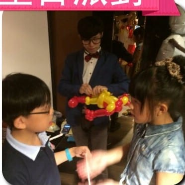 生日派對上柯男現場為小朋友折氣球