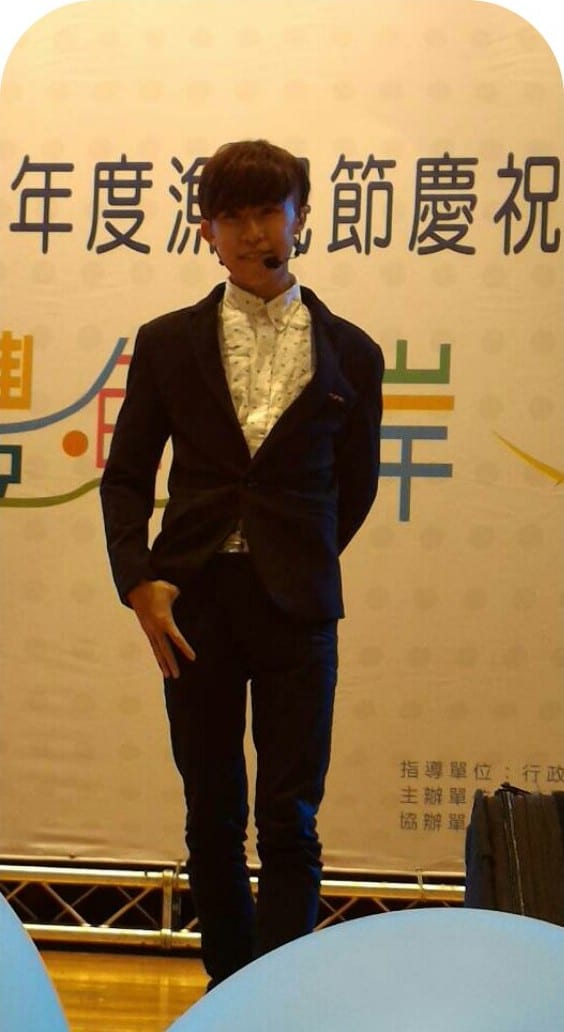 新北八里漁民節舞台上，戴耳麥的柯男準備變魔術