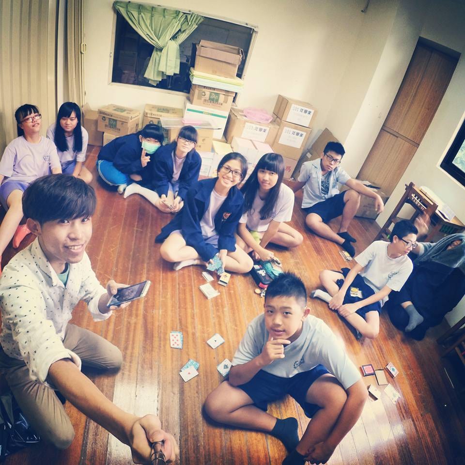 台北市中正國中魔術課，學生圍坐在木頭地板上練撲克牌