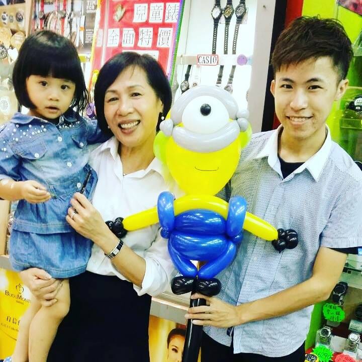 剪完頭髮的我送小妹妹一隻小小兵造型氣球，一起合照
