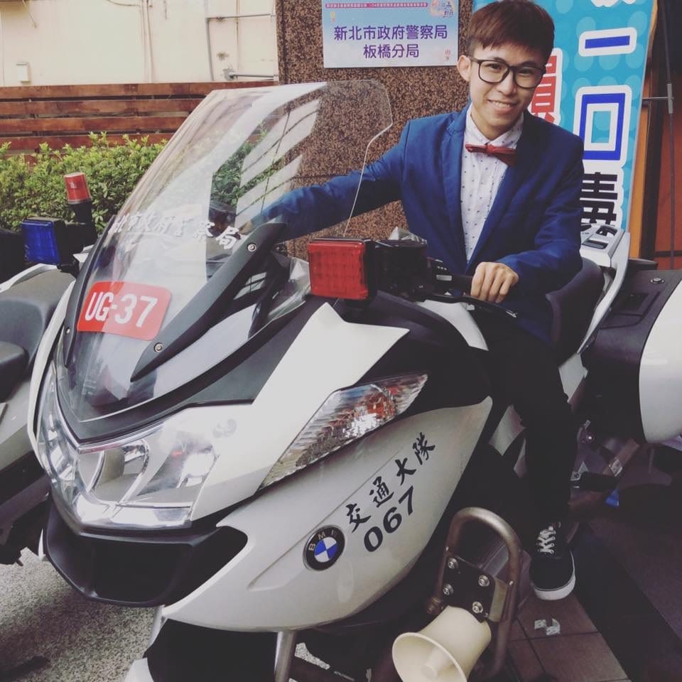 新北板橋分局前，穿藍色西裝的我跨上交通大隊白色重機