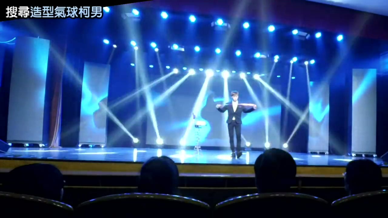 金華職業技術學院大舞台上的魔術表演，燈光打在台上