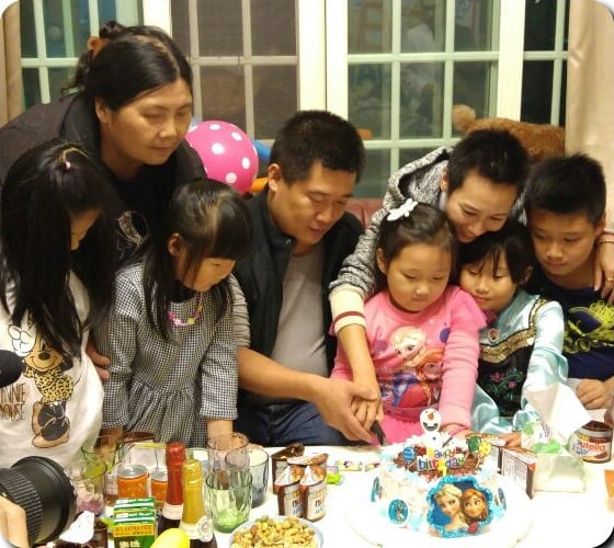 穿冰雪奇緣上衣的小壽星切冰雪奇緣生日蛋糕