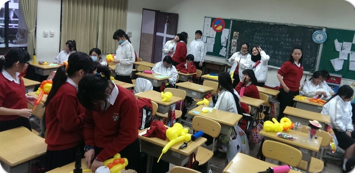 台北大同靜修女中氣球課，學生在教室裡折黃色造型氣球