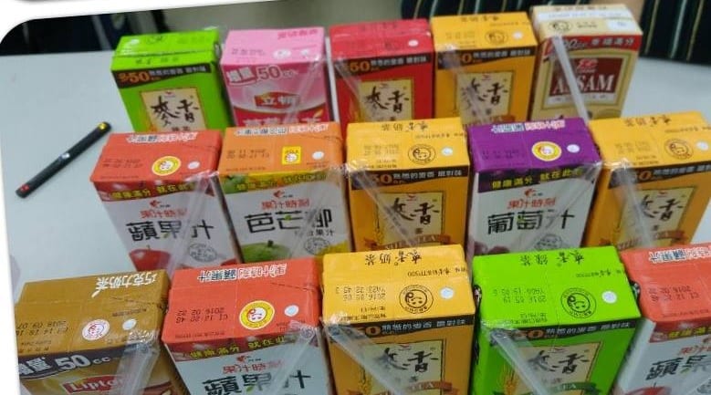 魔術社最後一堂課請小朋友喝的鋁箔包飲料