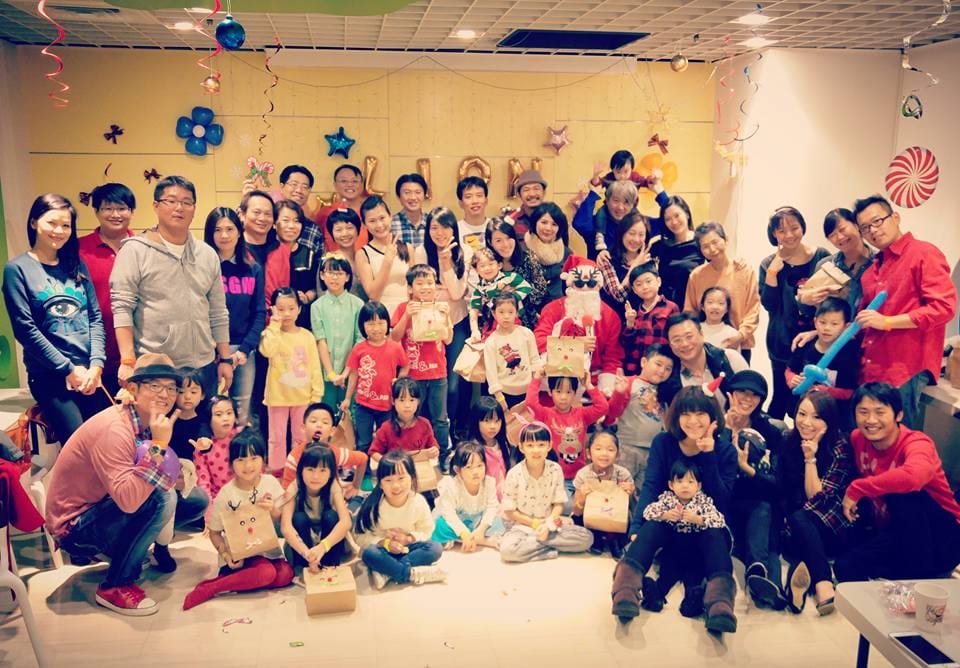 康橋幼兒園聖誕節魔術演出後，家長與小朋友的大合照