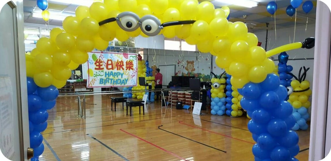 幼稚園生日派對入口的黃藍小小兵氣球拱門