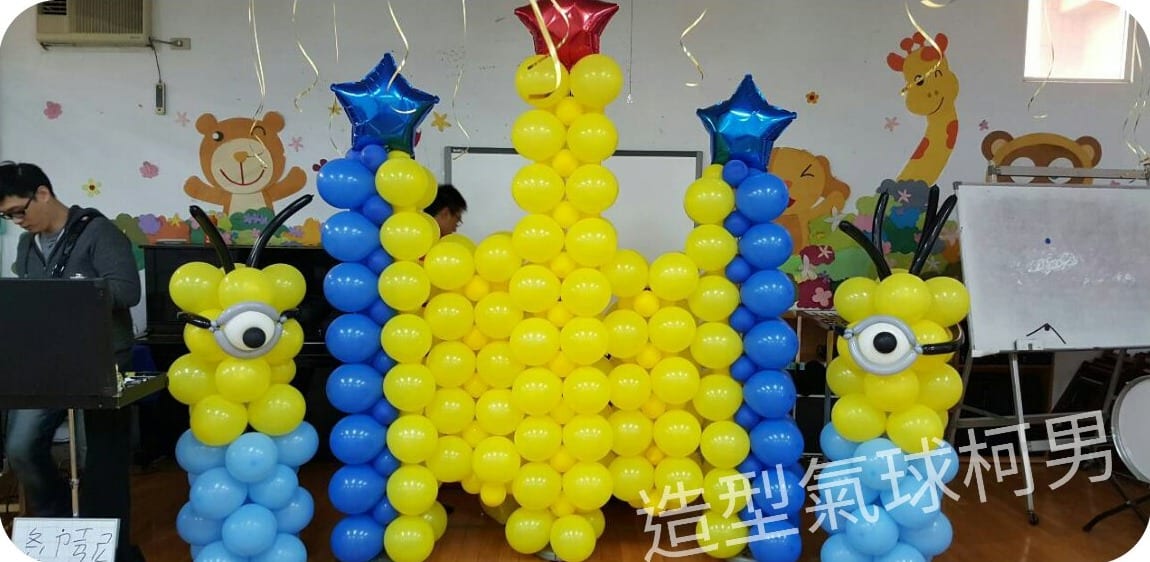 幼稚園教室裡的小小兵氣球城堡與兩隻小小兵氣球柱